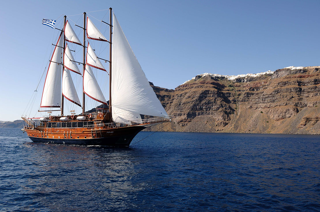 Things to do in Santorini: boat tour