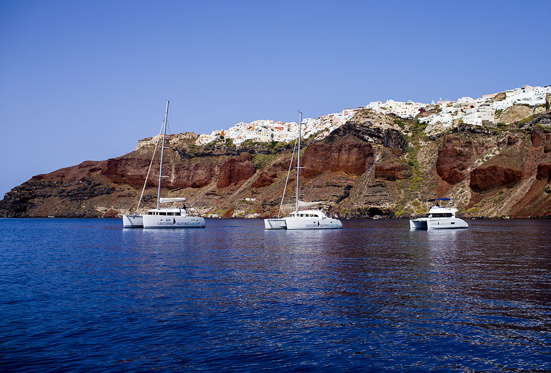 What to do in Santorini: Sailing tou near Oia