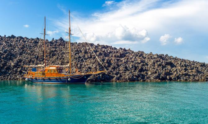 Santorini Boat Trips: What to Expect on the Water