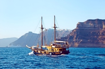 Boat Trip Volcano Santorini